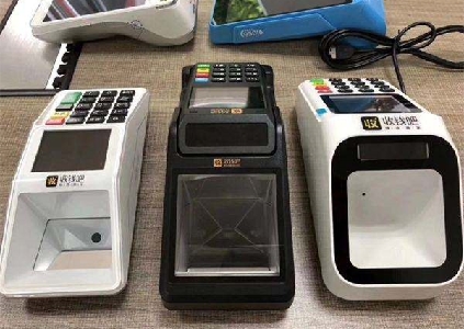 到店里在自助点餐机上扫码操作